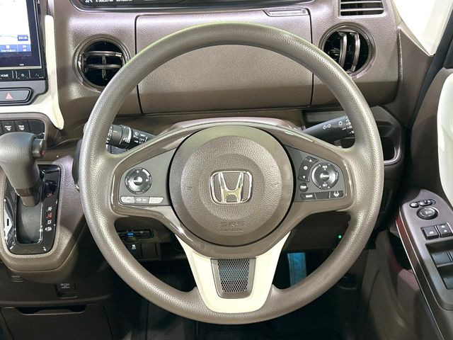 インテリアに合わせたデザインのステアリングは、運転される方のことも考え、運転しやすい形状、大きさです。是非一度、実際に触ってお確かめください。