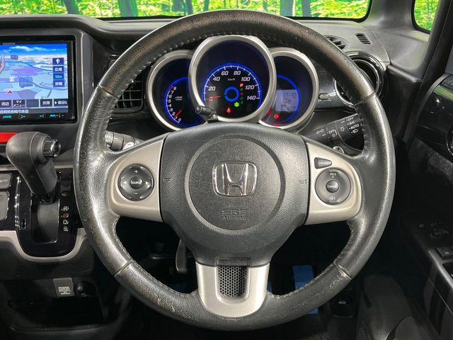 インテリアに合わせたデザインのステアリングは、運転される方のことも考え、運転しやすい形状、大きさです。是非一度、実際に触ってお確かめください。