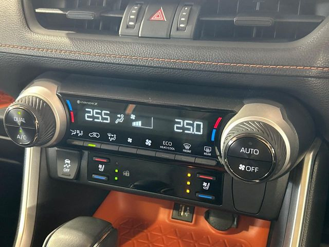 【シートヒーター&ベンチレーション】夏場は涼しい風でお尻や背中の熱やムレを防ぎ、冬はエアコンよりも早く温まってポカポカに!季節を問わず快適に過ごせます。
