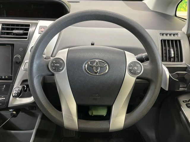 �C���e���A�ɍ��킹���f�U�C���̃X�e�A�����O�́A�^�]�������̂��Ƃ��l���A�^�]���₷���`��A�傫���ł��B�����x�A���ۂɐG���Ă��m���߂��������B