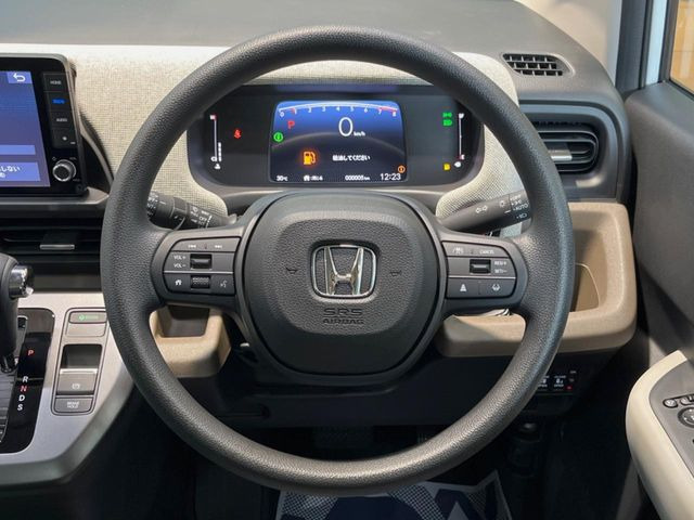 �C���e���A�ɍ��킹���f�U�C���̃X�e�A�����O�́A�^�]�������̂��Ƃ��l���A�^�]���₷���`��A�傫���ł��B�����x�A���ۂɐG���Ă��m���߂��������B