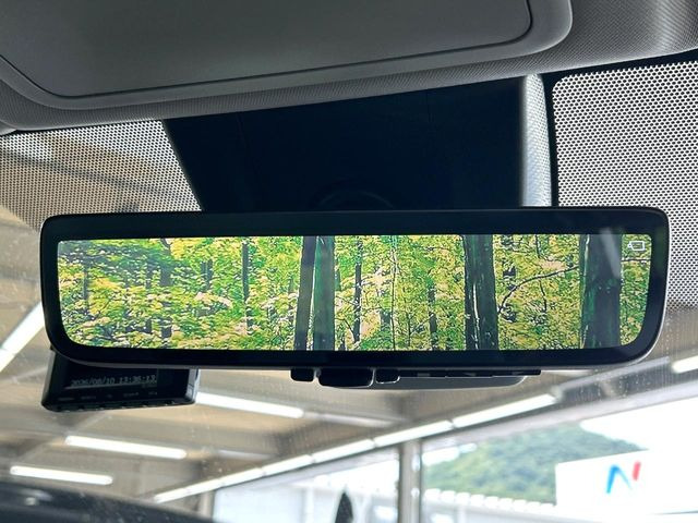 【デジタルインナーミラー】後席の大きな荷物や同乗者で後方が確認しづらい時でも安心!カメラが撮影した車両後方の映像をルームミラー内に表示。クリアな視界で状況の確認が可能です!