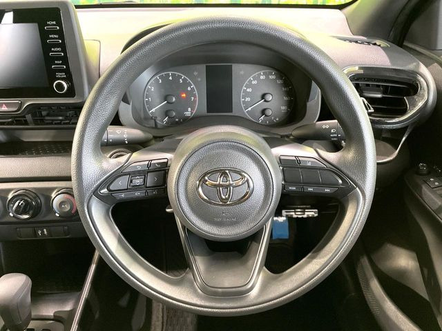 �C���e���A�ɍ��킹���f�U�C���̃X�e�A�����O�́A�^�]�������̂��Ƃ��l���A�^�]���₷���`��A�傫���ł��B�����x�A���ۂɐG���Ă��m���߂��������B