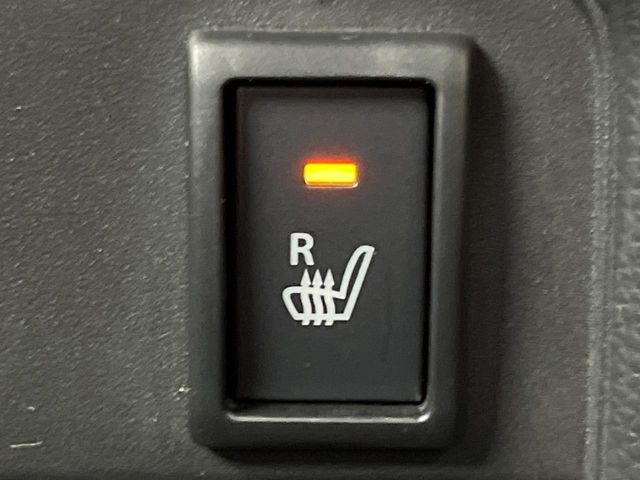【シートヒーター】寒い日に重宝するシートヒーター!エアコンより早く温まってくれるので寒がりの人も安心ですね♪エアコンの温風は乾燥するから苦手、という方にもをおすすめです。