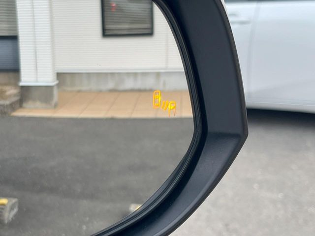 【ブラインドスポットモニター】走行中、ドアミラーの死角になりやすい箇所に後続車が接近するとサイドミラーのレンズに警告を表示!ドライバーに注意喚起をしてくれます。