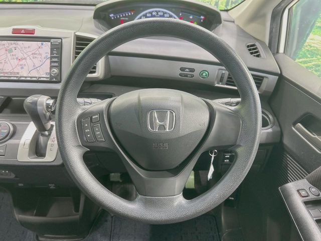 �C���e���A�ɍ��킹���f�U�C���̃X�e�A�����O�́A�^�]�������̂��Ƃ��l���A�^�]���₷���`��A�傫���ł��B�����x�A���ۂɐG���Ă��m���߂��������B