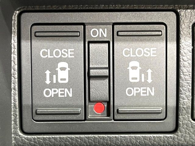 【両側パワースライドドア】スマートキーや運転席のスイッチで後席両側スライドドアの開閉が可能♪電動だから力を入れてドアを開ける必要が無く、小さなお子様でも簡単に開け閉めでき快適です♪