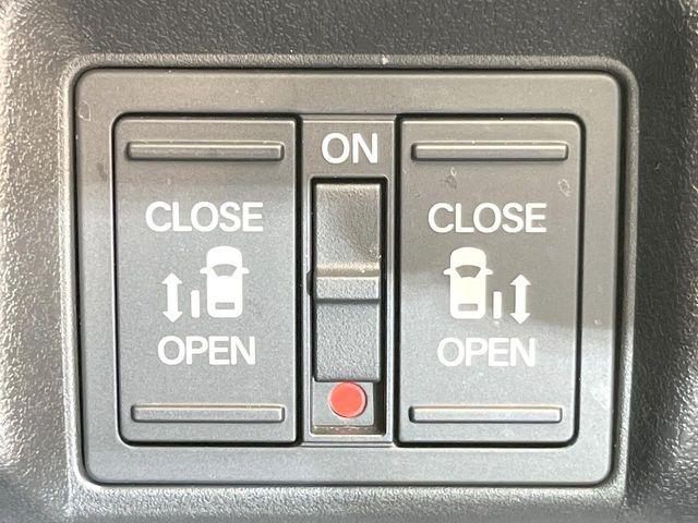 【両側パワースライドドア】スマートキーや運転席のスイッチで後席両側スライドドアの開閉が可能♪電動だから力を入れてドアを開ける必要が無く、小さなお子様でも簡単に開け閉めでき快適です♪