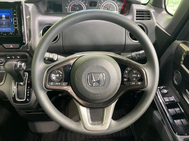 【ステアリングスイッチ】運転中、前方から目線をそらすことなく、オーディオ等の操作が可能な便利機能!安心&快適なドライブを演出してくれます♪