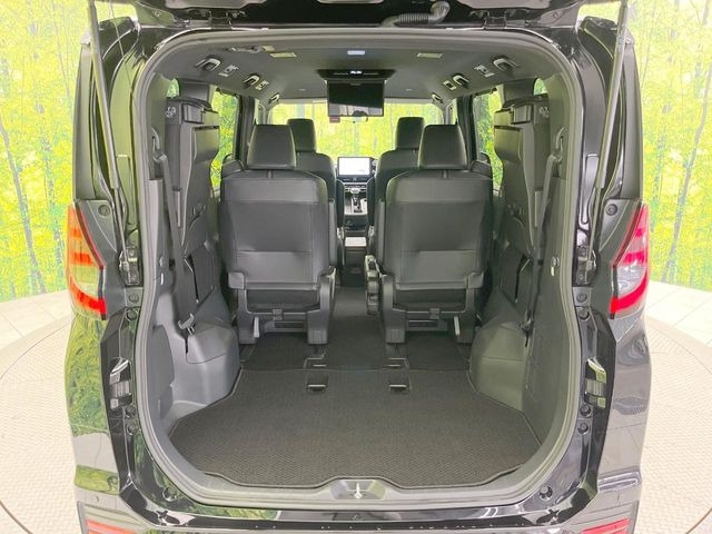 積み下ろしのしやすいデッキにはたっぷりと荷物を積み込んでいただけます。遊びから仕事まで、様々なシーンで頼れます♪