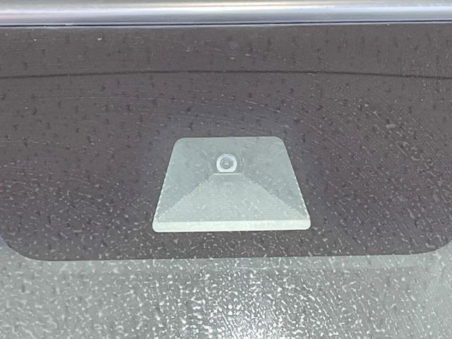 【ホンダセンシング】走行中に前方の車両等を認識し、衝突しそうな時は警報とブレーキで衝突回避と被害軽減をアシスト。より安全にドライブをお楽しみいただけます。