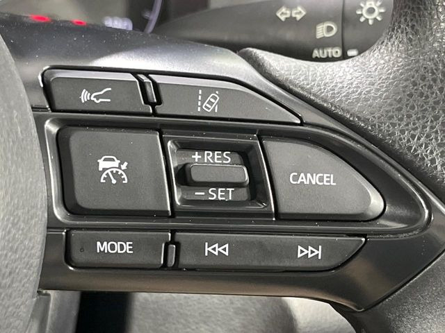 【レーダークルーズコントロール】高速道路での長距離走行が楽に!!自動で速度を保つクルーズコントロールが、衝突軽減システムと連携し、前方の車両を感知して車間を保つように速度調節してくれます!!