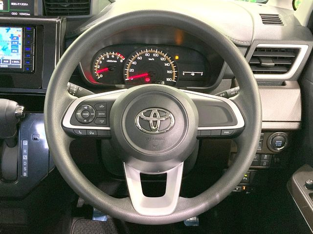 �C���e���A�ɍ��킹���f�U�C���̃X�e�A�����O�́A�^�]�������̂��Ƃ��l���A�^�]���₷���`��A�傫���ł��B�����x�A���ۂɐG���Ă��m���߂��������B
