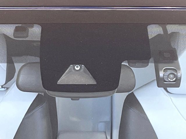 【トヨタセーフティセンス】走行中に前方の車両等を認識し、衝突しそうな時は警報とブレーキで衝突回避と被害軽減をアシスト。より安全にドライブをお楽しみいただけます。