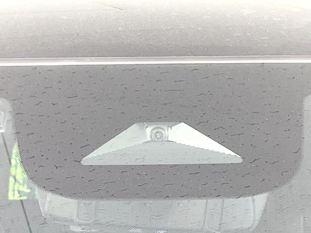 【ホンダセンシング】走行中に前方の車両等を認識し、衝突しそうな時は警報とブレーキで衝突回避と被害軽減をアシスト。より安全にドライブをお楽しみいただけます。