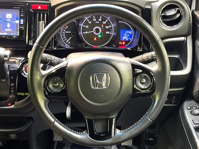 【純正革巻きステアリング】上質な革を使用することで、手にしっかり馴染みとても運転しやすいハンドルです♪