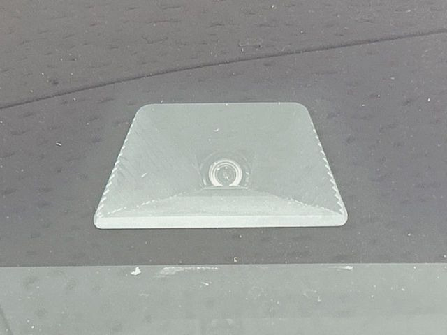 【ホンダセンシング】走行中に前方の車両等を認識し、衝突しそうな時は警報とブレーキで衝突回避と被害軽減をアシスト。より安全にドライブをお楽しみいただけます。