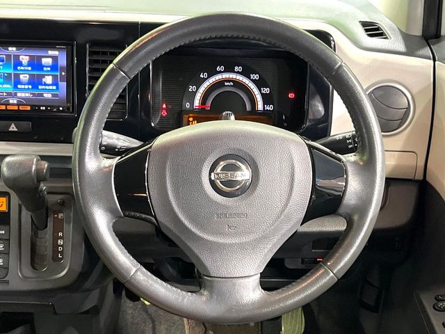 �C���e���A�ɍ��킹���f�U�C���̃X�e�A�����O�́A�^�]�������̂��Ƃ��l���A�^�]���₷���`��A�傫���ł��B�����x�A���ۂɐG���Ă��m���߂��������B