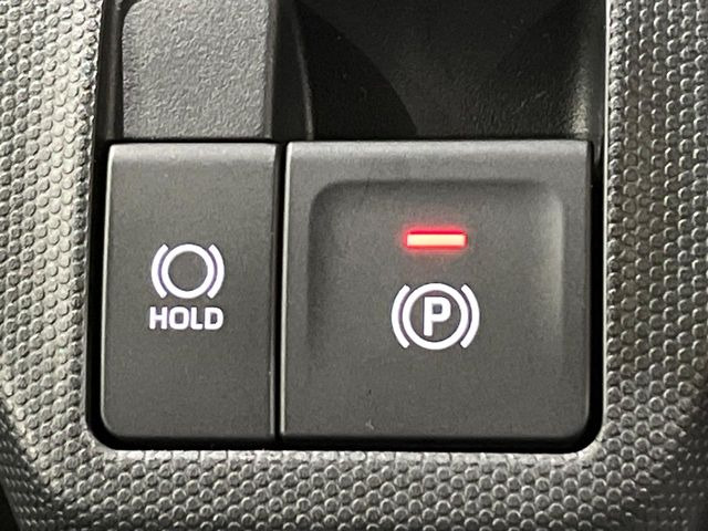 【電動パーキングブレーキ】パーキングブレーキは便利な電動式!ボタン一つで操作でき、アクセルを踏めば自動で解除されます♪レバーやペダルが無いので運転席廻りもすっきりしますね♪