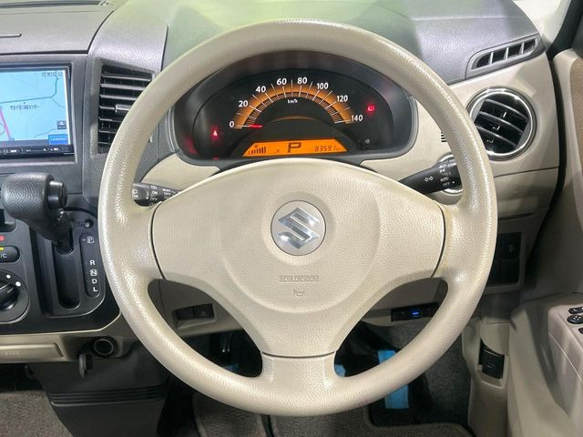 �C���e���A�ɍ��킹���f�U�C���̃X�e�A�����O�́A�^�]�������̂��Ƃ��l���A�^�]���₷���`��A�傫���ł��B�����x�A���ۂɐG���Ă��m���߂��������B