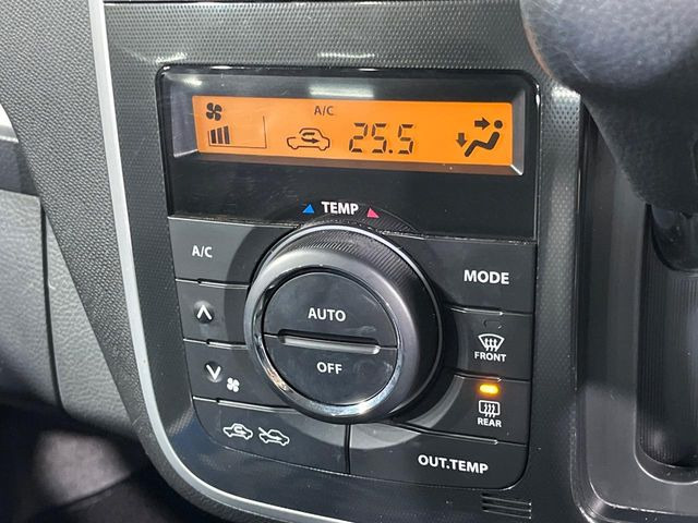 【オートエアコン】一度お好みの温度に設定すれば、車内の温度を検知し風量や温度を自動で調整。暑い&hellip;寒い&hellip;と何度もスイッチ操作をする必要はありません。快適な車内空間には必須の機能ですね♪
