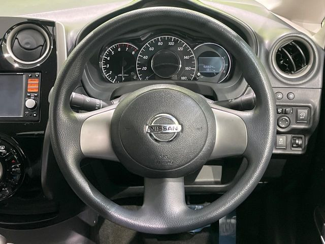 �C���e���A�ɍ��킹���f�U�C���̃X�e�A�����O�́A�^�]�������̂��Ƃ��l���A�^�]���₷���`��A�傫���ł��B�����x�A���ۂɐG���Ă��m���߂��������B