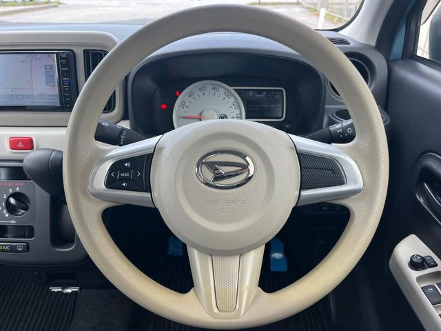 �C���e���A�ɍ��킹���f�U�C���̃X�e�A�����O�́A�^�]�������̂��Ƃ��l���A�^�]���₷���`��A�傫���ł��B�����x�A���ۂɐG���Ă��m���߂��������B