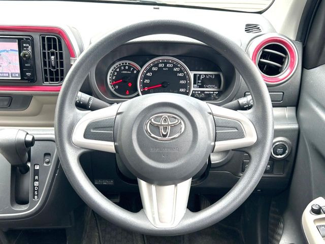 インテリアに合わせたデザインのステアリングは、運転される方のことも考え、運転しやすい形状、大きさです。是非一度、実際に触ってお確かめください。