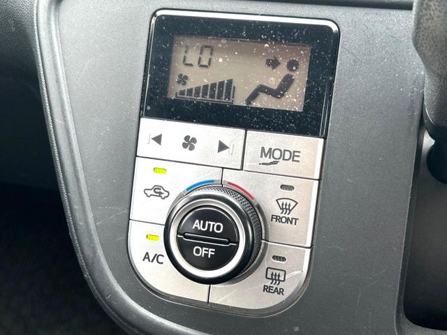 【オートエアコン】一度お好みの温度に設定すれば、車内の温度を検知し風量や温度を自動で調整。暑い&hellip;寒い&hellip;と何度もスイッチ操作をする必要はありません。快適な車内空間には必須の機能ですね♪
