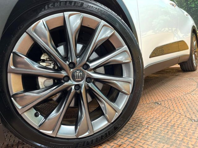 �y�����A���~�z�C�[���z�O�ςɃ}�b�`���������A���~�z�C�[���𑕒����Ă���܂��B�e��ЊO�A���~�z�C�[����A�X�^�b�h���X�^�C�����戵�����Ă���܂��B���񂲑��k����������