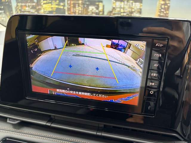 【バックカメラ】運転席から画面上で安全確認ができます。駐車が苦手な方にもオススメな便利機能です。