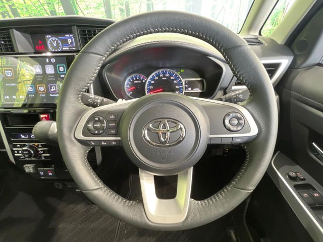 �C���e���A�ɍ��킹���f�U�C���̃X�e�A�����O�́A�^�]�������̂��Ƃ��l���A�^�]���₷���`��A�傫���ł��B�����x�A���ۂɐG���Ă��m���߂��������B
