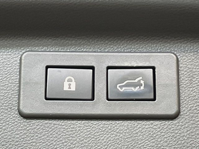 【パワーバックドア】スマートキーや運転席のボタンを押すだけでリアゲートが自動で開閉します!荷物を持っている時や、高い位置にあるバックドアを閉める際に便利な機能です♪