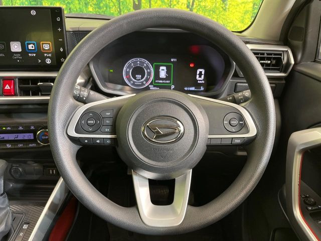 �C���e���A�ɍ��킹���f�U�C���̃X�e�A�����O�́A�^�]�������̂��Ƃ��l���A�^�]���₷���`��A�傫���ł��B�����x�A���ۂɐG���Ă��m���߂��������B