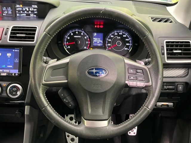 �C���e���A�ɍ��킹���f�U�C���̃X�e�A�����O�́A�^�]�������̂��Ƃ��l���A�^�]���₷���`��A�傫���ł��B�����x�A���ۂɐG���Ă��m���߂��������B