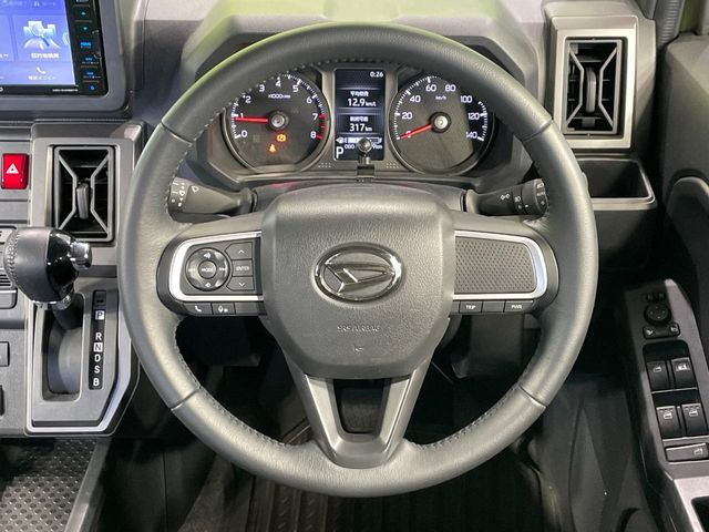 【純正革巻きステアリング】上質な革を使用することで、手にしっかり馴染みとても運転しやすいハンドルです♪