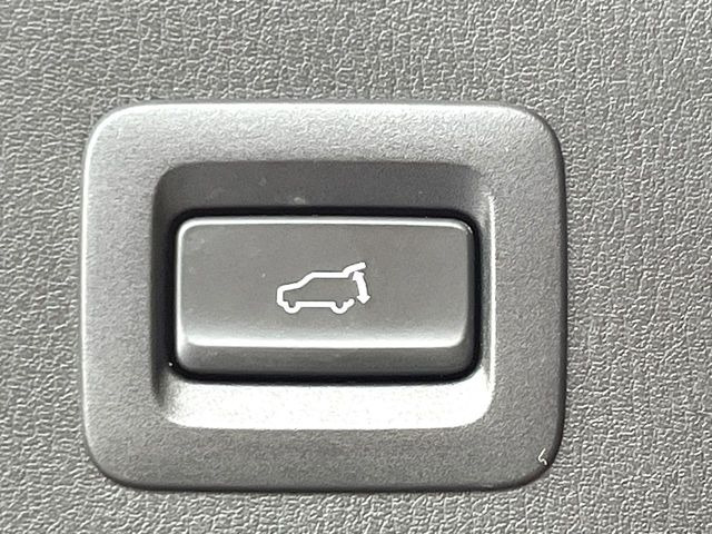 【パワーバックドア】スマートキーや運転席のボタンを押すだけでリアゲートが自動で開閉します!荷物を持っている時や、高い位置にあるバックドアを閉める際に便利な機能です♪