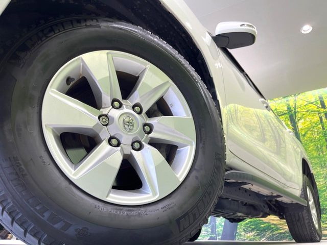 �y����17�C���`�A���~�z�C�[���z�O�ςɃ}�b�`���������A���~�z�C�[���𑕒����Ă���܂��B�e��ЊO�A���~�z�C�[����A�X�^�b�h���X�^�C�����戵�����Ă���܂��B���񂲑��k����������