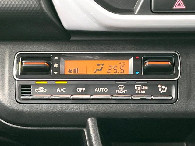 【オートエアコン】一度お好みの温度に設定すれば、車内の温度を検知し風量や温度を自動で調整。暑い&hellip;寒い&hellip;と何度もスイッチ操作をする必要はありません。快適な車内空間には必須の機能ですね♪