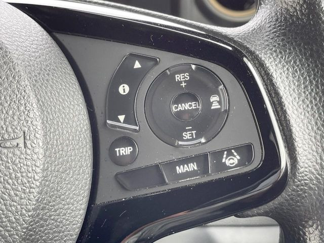 【ホンダセンシング】走行中に前方の車両等を認識し、衝突しそうな時は警報とブレーキで衝突回避と被害軽減をアシスト。より安全にドライブをお楽しみいただけます。