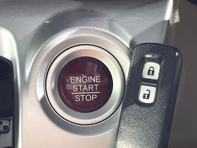�yHonda�X�}�[�g�L�[�z�J�o����|�P�b�g�ɓ��ꂽ�܂܂ł��h�A�̎{���E�������\�ȃX�}�[�g�L�[�𑕔��B�G���W���̃I���E�I�t�����J�M�����o���K�v����������Ƃ��Ă��֗��ł���