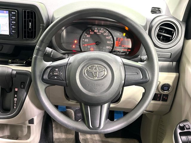 �C���e���A�ɍ��킹���f�U�C���̃X�e�A�����O�́A�^�]�������̂��Ƃ��l���A�^�]���₷���`��A�傫���ł��B�����x�A���ۂɐG���Ă��m���߂��������B