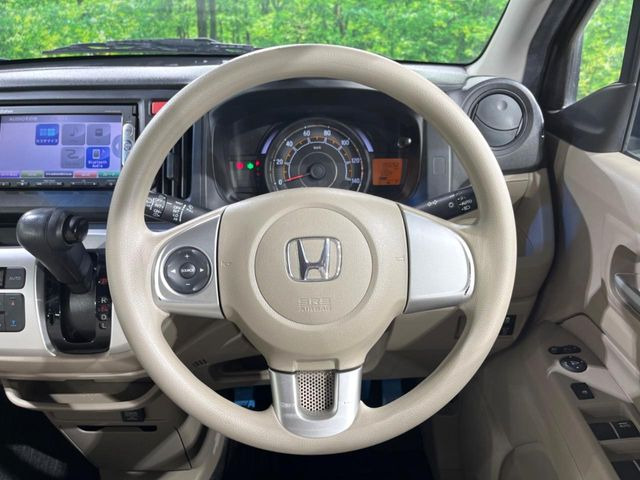 �C���e���A�ɍ��킹���f�U�C���̃X�e�A�����O�́A�^�]�������̂��Ƃ��l���A�^�]���₷���`��A�傫���ł��B�����x�A���ۂɐG���Ă��m���߂��������B