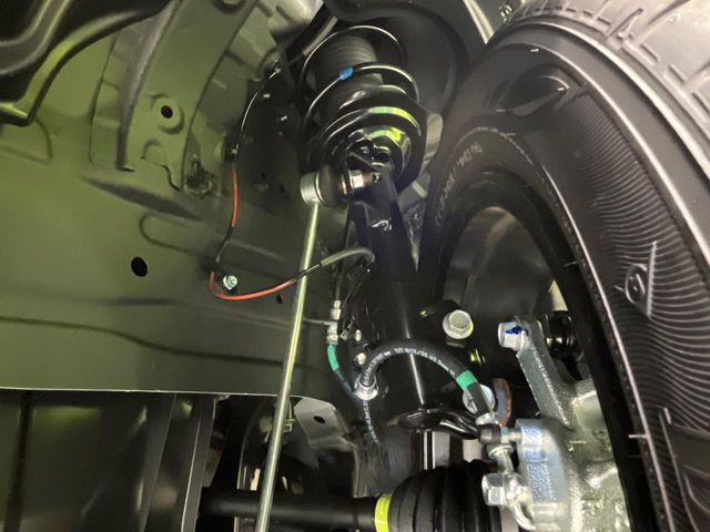 お車を安心してお乗りいただく為には、足回りの定期点検が欠かせません。サービスサポート(有償保証)では無料点検もご提供しており、安心のカーライフをお過ごしいただけるサポート体制が整っています。