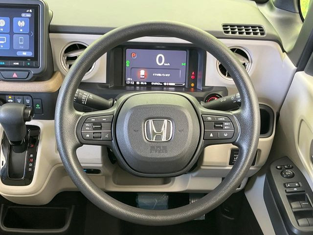 インテリアに合わせたデザインのステアリングは、運転される方のことも考え、運転しやすい形状、大きさです。是非一度、実際に触ってお確かめください。
