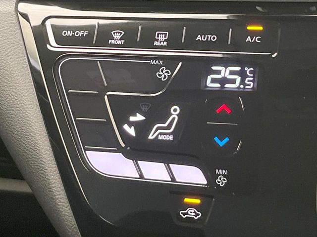 【オートエアコン】一度お好みの温度に設定すれば、車内の温度を検知し風量や温度を自動で調整。暑い&hellip;寒い&hellip;と何度もスイッチ操作をする必要はありません。快適な車内空間には必須の機能ですね♪