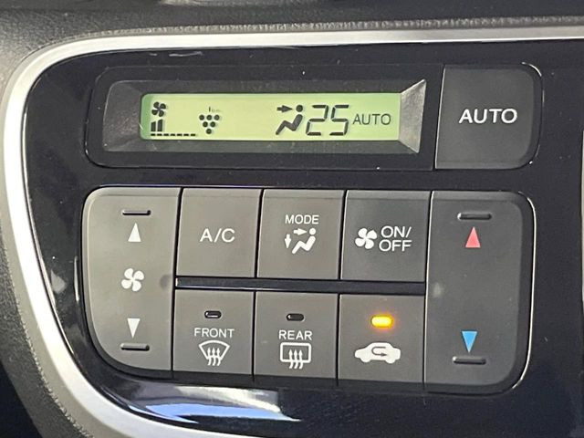 【オートエアコン】一度お好みの温度に設定すれば、車内の温度を検知し風量や温度を自動で調整。暑い&hellip;寒い&hellip;と何度もスイッチ操作をする必要はありません。快適な車内空間には必須の機能ですね♪