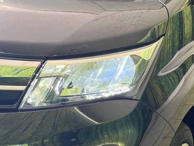 【LEDヘッドライト】悪天候や夜間走行時も良好な視界を確保し安心して運転できる高輝度LEDヘッドライトを装備!点灯速度が早く、消費電力も抑えられています。