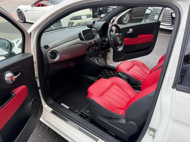 ABARTH���S����X�J�b�t�v���[�g�E�����t���A�}�b�g