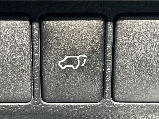 【パワーバックドア】スマートキーや運転席のボタンを押すだけでリアゲートが自動で開閉します!荷物を持っている時や、高い位置にあるバックドアを閉める際に便利な機能です♪